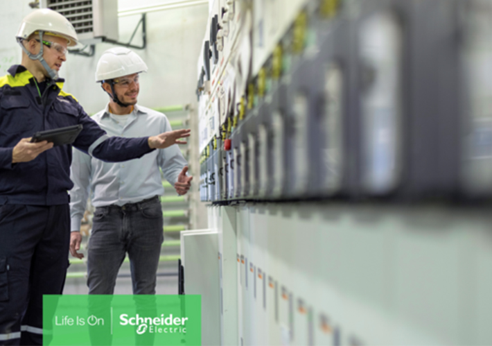 foto Schneider Electric mejora la resiliencia empresarial de sus clientes industriales con EcoStruxure™ Service Plan para variadores de velocidad.